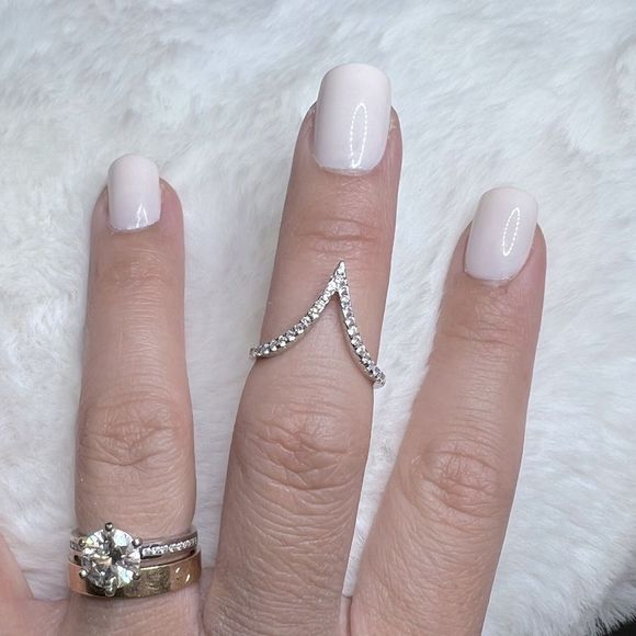 V paved diamond ring - Picture 6 of 8